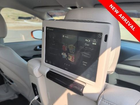 Used 2018 Chrysler Pacifica Touring-L Plus w/ Tire & Wheel Group image 14