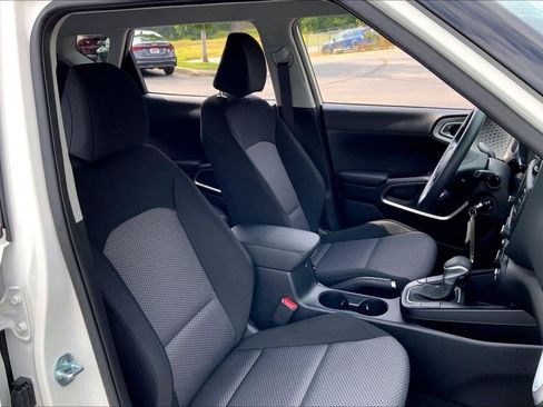 Used 2025 Kia Soul LX FWD image 7