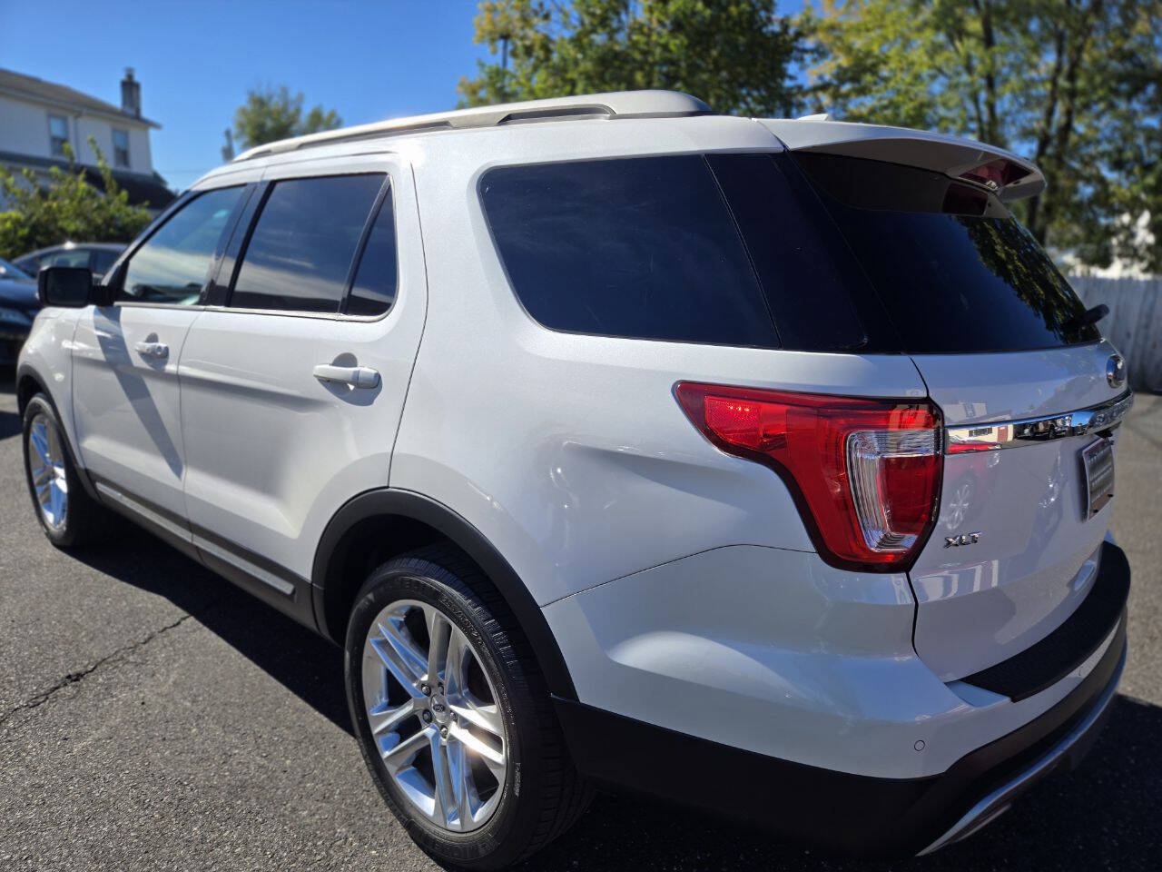 Used 2017 Ford Explorer XLT w/ Equipment Group 202A AWD/4WD image 9