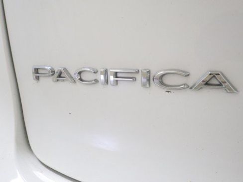 Used 2018 Chrysler Pacifica Touring-L FWD image 27