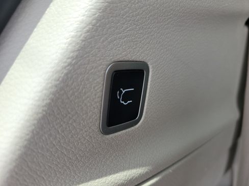 Used 2024 Chrysler Pacifica Touring-L FWD image 15