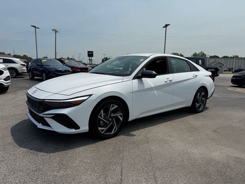 Used 2025 Hyundai Elantra SEL FWD image 3