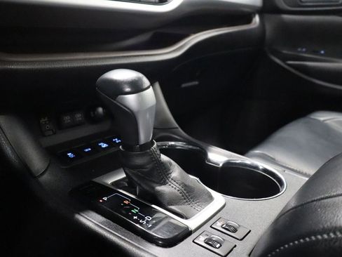 Used 2017 Toyota Highlander XLE AWD/4WD image 31