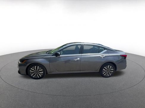 Used 2025 Nissan Altima 2.5 SV FWD image 9