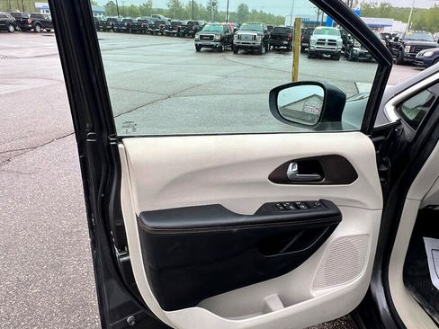 Used 2017 Chrysler Pacifica Touring image 10