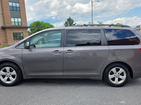 Used 2011 Toyota Sienna LE w/ Towing Pkg FWD image 4