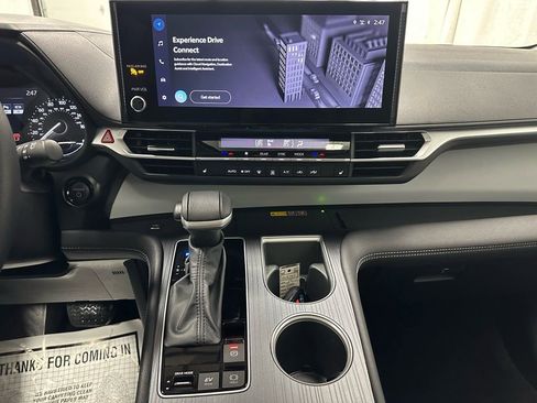 Used 2025 Toyota Sienna XLE image 25