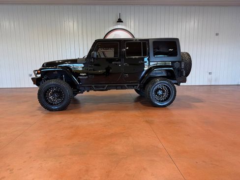Used 2014 Jeep Wrangler Unlimited Sahara AWD/4WD image 3
