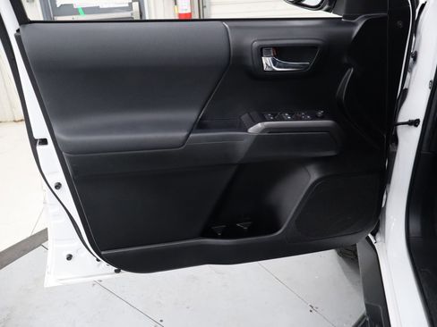 Used 2022 Toyota Tacoma TRD Sport w/ Technology Package image 14