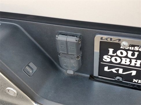 Used 2022 Chevrolet Silverado 1500 LTZ w/ LTZ Premium Package image 9