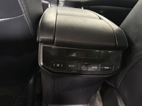 Used 2025 Toyota Highlander XLE AWD/4WD image 28