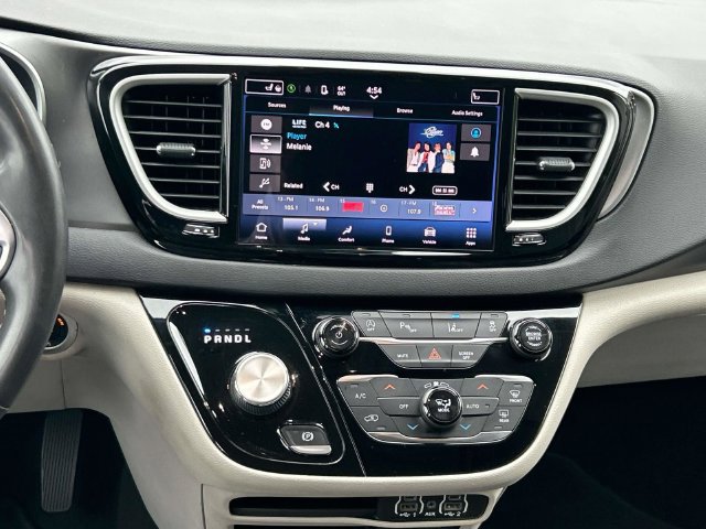 Used 2022 Chrysler Pacifica Touring-L FWD image 16