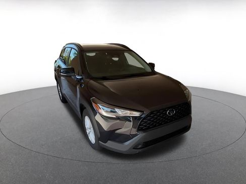 Used 2025 Toyota Corolla Cross LE image 3