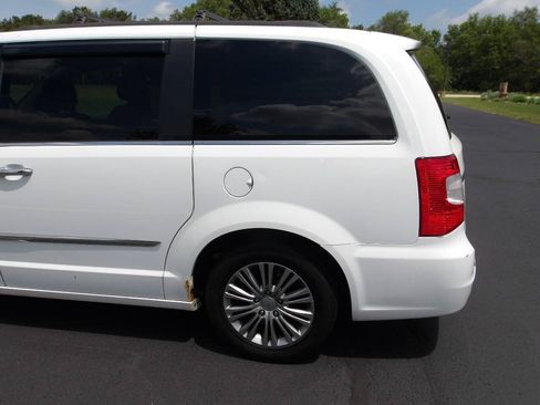 Used 2014 Chrysler Town & Country Touring-L w/ Trailer Tow Group FWD image 38