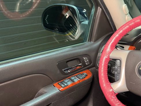 Used 2013 Chevrolet Avalanche LTZ image 23