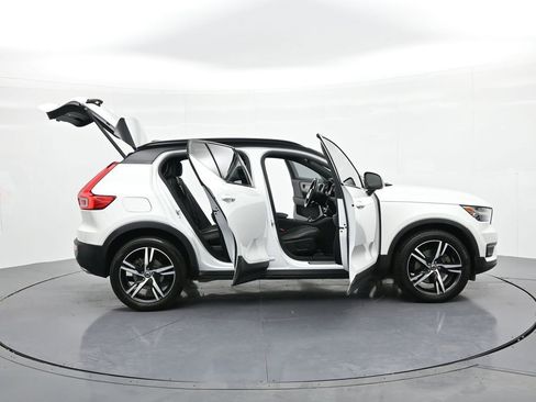 Used 2020 Volvo XC40 T4 R-Design image 25