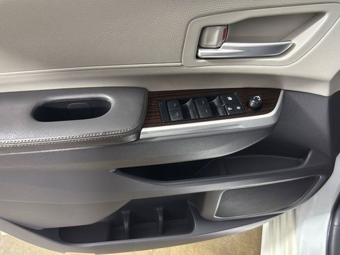 Used 2021 Toyota Sienna XLE FWD image 28