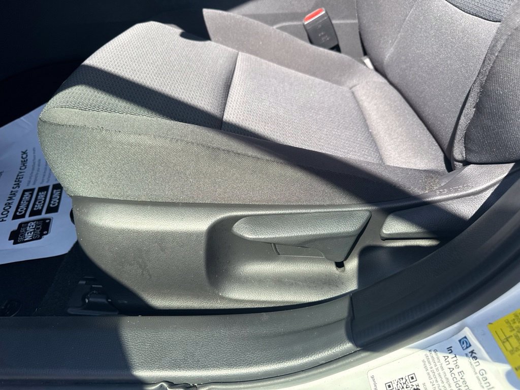 Certified 2023 Toyota Prius LE FWD image 15