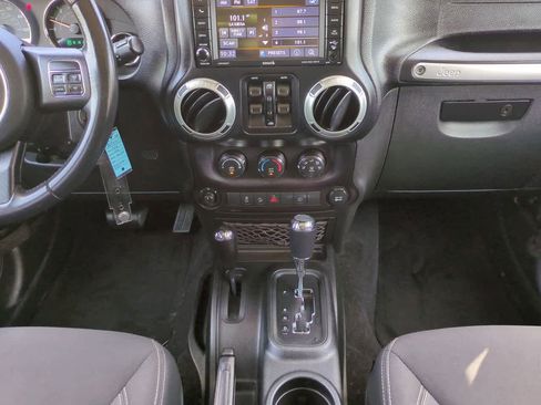 Used 2018 Jeep Wrangler Unlimited Sahara w/ Connectivity Group AWD/4WD image 18