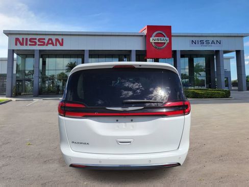 Used 2023 Chrysler Pacifica Touring-L FWD image 3