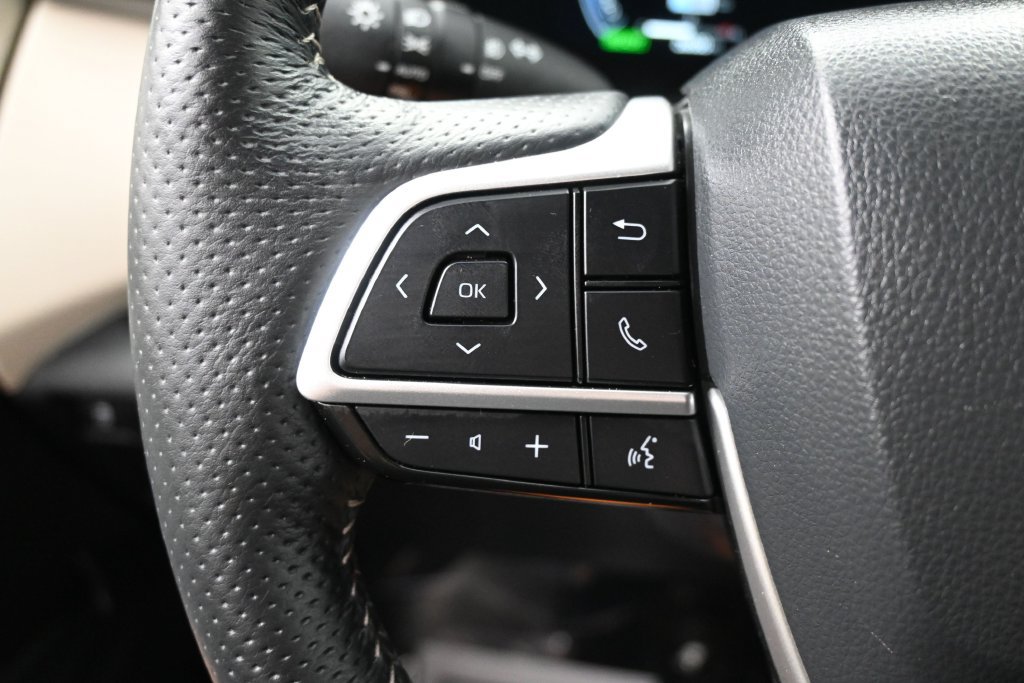 Used 2025 Toyota Sienna Platinum AWD/4WD image 14