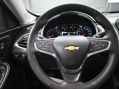 Used 2018 Chevrolet Malibu LT w/ Leather Package FWD image 8