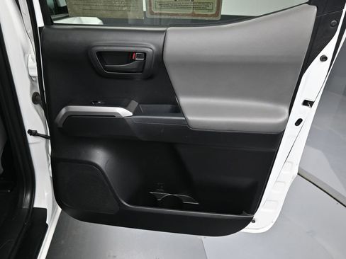 Certified 2022 Toyota Tacoma SR5 AWD/4WD image 29
