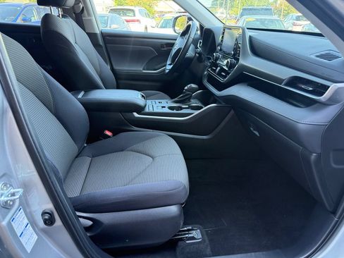 Used 2021 Toyota Highlander LE AWD/4WD image 23