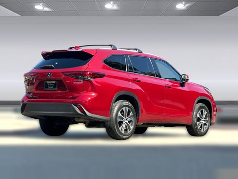 Used 2022 Toyota Highlander XLE FWD image 8