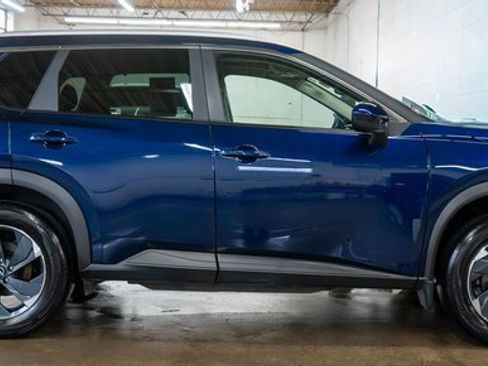 Used 2025 Nissan Rogue SV w/ SV Premium Package image 5