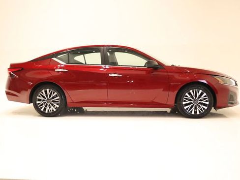 Used 2025 Nissan Altima 2.5 SV FWD image 3