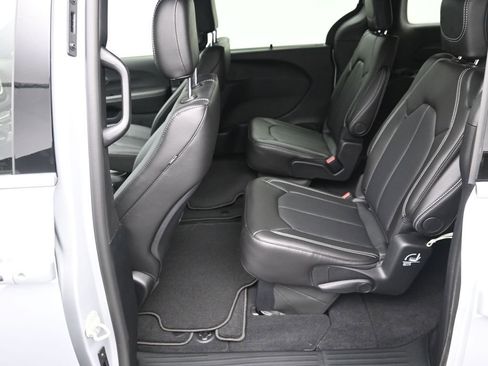 New 2026 Chrysler Pacifica Select FWD image 18