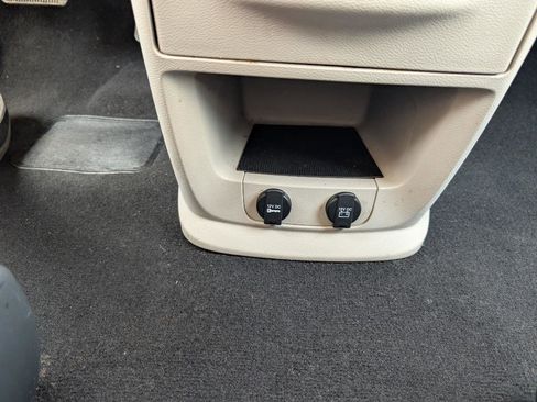 Used 2019 Dodge Grand Caravan SE FWD image 28