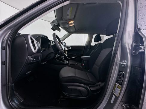 Used 2025 Kia Soul LX w/ LX Technology Package FWD image 13