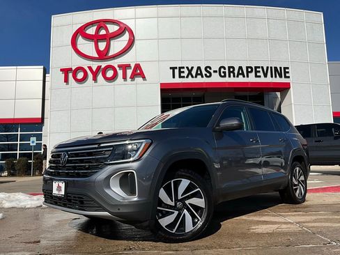 Used 2025 Volkswagen Atlas SE image 3