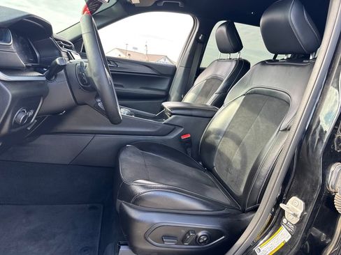 Used 2024 Jeep Grand Cherokee L Laredo image 16