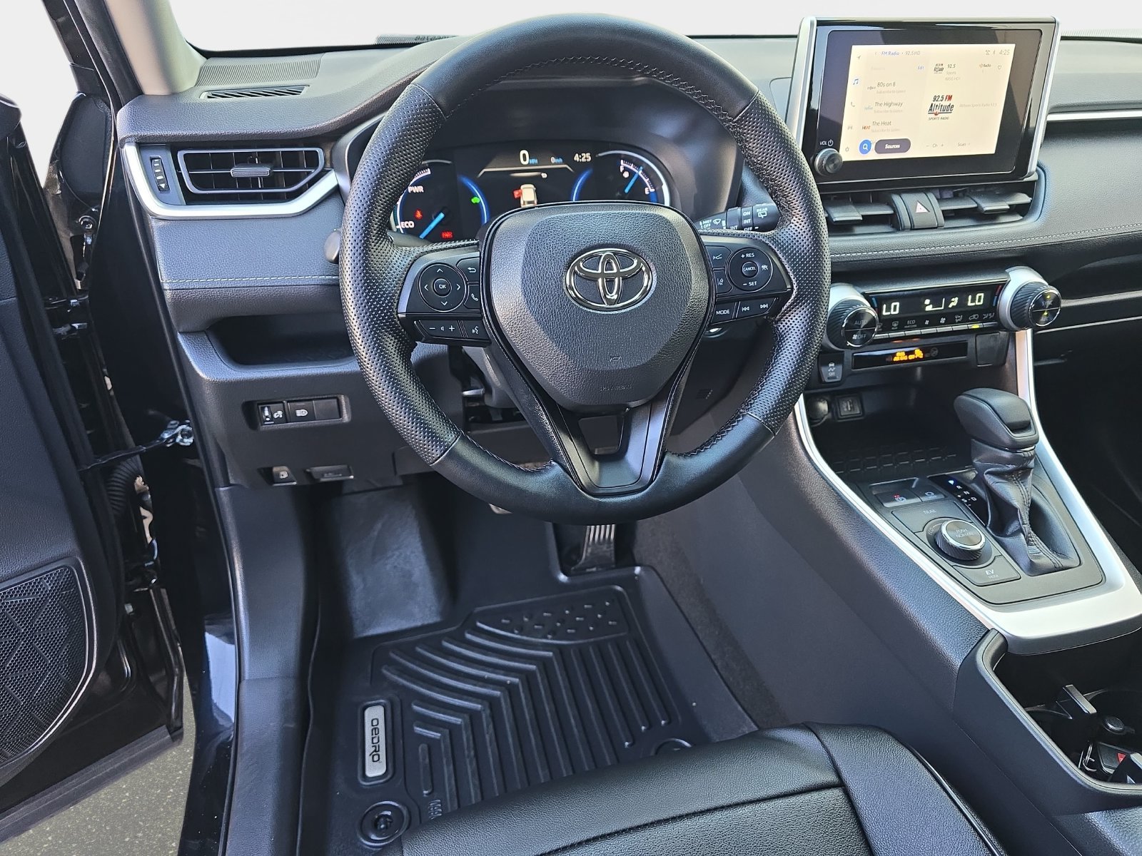 Used 2025 Toyota RAV4 XLE AWD/4WD image 18