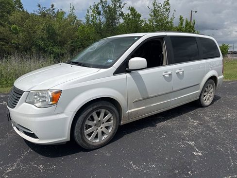 Used 2016 Chrysler Town & Country Touring FWD image 5