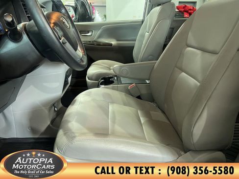 Used 2019 Toyota Sienna XLE image 16