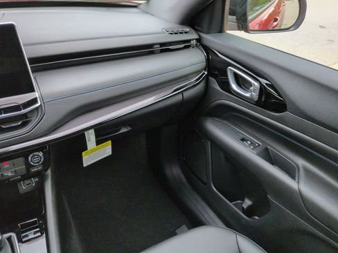 New 2026 Jeep Compass Latitude image 16