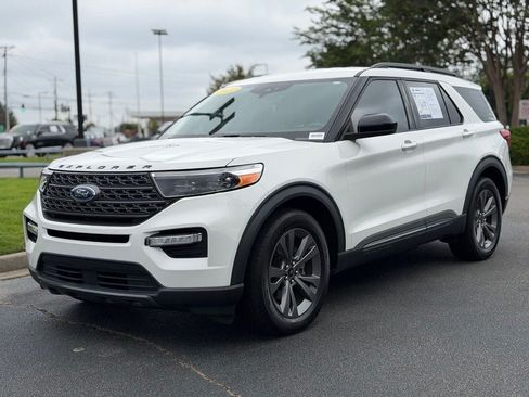 Certified 2022 Ford Explorer XLT w/ Equipment Group 202A RWD image 6