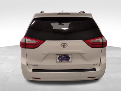 Used 2019 Toyota Sienna XLE image 4