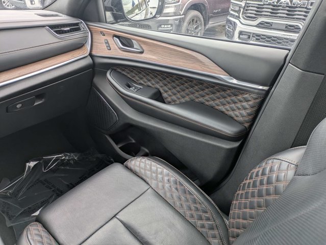 Certified 2025 Jeep Grand Cherokee Summit w/ Obsidian Package AWD/4WD image 18