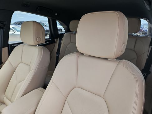 Certified 2026 Porsche Macan AWD/4WD image 6