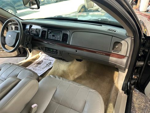 Used 2011 Ford Crown Victoria LX w/ Comfort Appearance Pkg RWD image 6