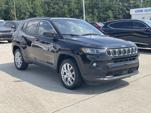 Used 2023 Jeep Compass Latitude AWD/4WD image 5