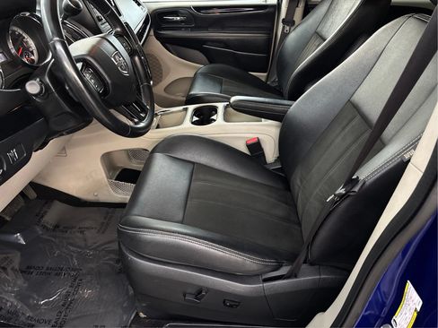 Used 2020 Dodge Grand Caravan SXT FWD image 13