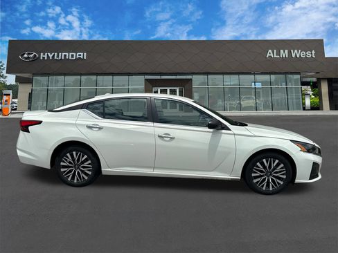 Used 2025 Nissan Altima 2.5 SV FWD image 4