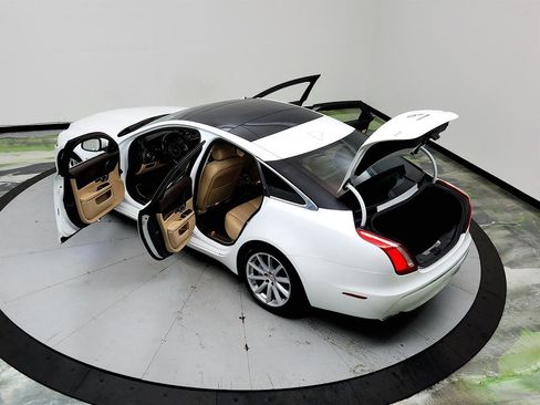 Used 2015 Jaguar XJ RWD image 40