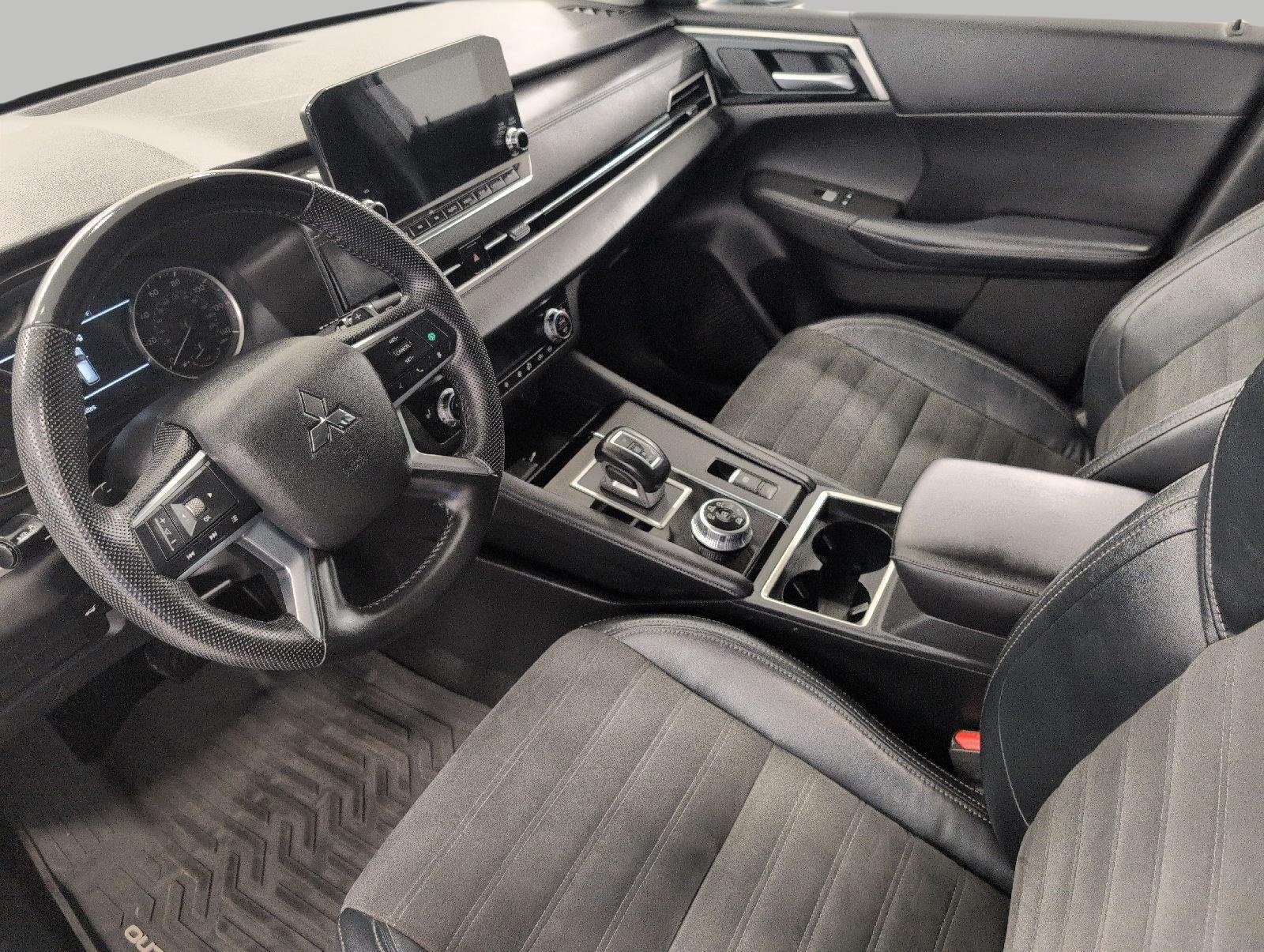 Used 2023 Mitsubishi Outlander SE AWD/4WD image 9